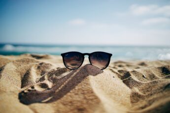 Solglasögon på stranden
