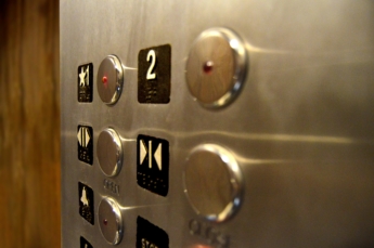 Bild på hissknappar