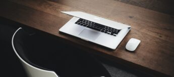 Bild på dator på skrivbord