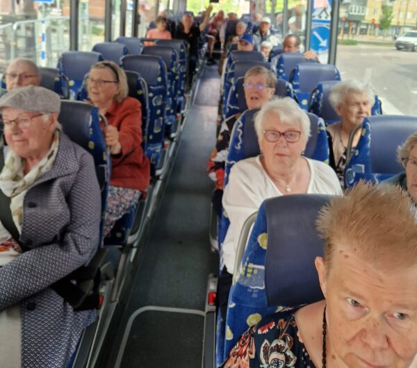 Bild på hyresgäster som åker buss