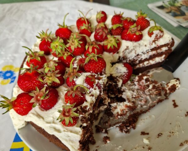 Bild på en tårta med jordgubbar